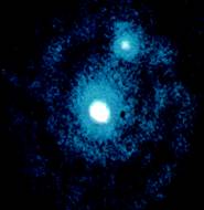 Плутон и Харон, сфотографированные в 1990 г. космическим телескопом Хаббла