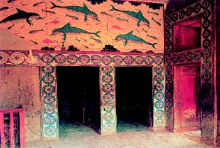 Знаменитая фреска, изображающая дельфинов, рыб, а также элементы растительного орнамента. Украшает апартаменты царицы