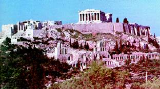 Укрепленный афинский Акрополь с Парфеноном. Слева — Пропилеи (парадный вход с украшенным колоннами портиком), внизу — Одеон Герода Аттика, возведенный около 160 г. н. э.