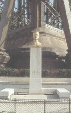 Памятник Эйфелю перед башней