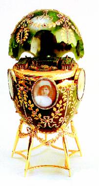 Яйцо, украшенное миниатюрной копией Александровского дворца в Царском Селе