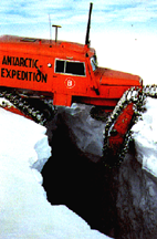 Снегоход трансантарктической экспедиции 1957 г. преодолевает глубокую трещину
